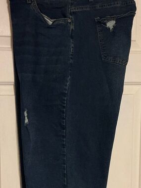 BloomChic Men's Relaxed Dark Blue Distressed Jeans